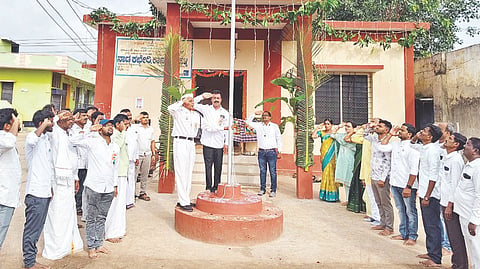 ಕಾನಮಡುಗು ಶ್ರೀ ಶರಣಬಸವೇಶ್ವರ ದಾಸೋಹ ಮಠದ ಕಲ್ಯಾಣ ಮಂಟಪದಲ್ಲಿ ಸಂಗೀತ ಸಂಭ್ರಮೋತ್ಸವ ಕಾರ್ಯಕ್ರಮವನ್ನು ಧರ್ಮಾಧಿಕಾರಿ ದಾ.ಮ. ಐಮಡಿ ಶರಣಾರ್ಯರು ಉದ್ಘಾಟಿಸಿದರು. ಪ್ರಾಚಾರ್ಯ ಸುಭಾಷ್‌ಚಂದ್ರ ಬೋಸ್‌ಬೋಸ್, ನಿವೃತ್ತ ಶಿಕ್ಷಕ ಶರಣಪ್ಪ, ಮುಖ್ಯಶಿಕ್ಷಕ ಬೊಮ್ಮಣ್ಣ, ಶಿಕ್ಷಕರಾದ ಪ್ರಕಾಶ ಪಾಟೇಲ್, ಮೋಹನ್ ಇದ್ದರು.