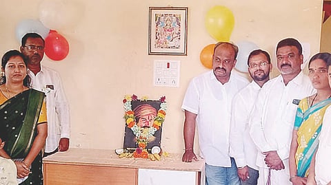 ಕಾನಹೊಸಹಳ್ಳಿ ನಾಡಕಚೇರಿಯಲ್ಲಿ ಸಂಗೊಳ್ಳಿ ರಾಯಣ್ಣ ಜಯಂತಿ ಆಚರಿಸಲಾಯಿತು. ಉಪ ತಹಸೀಲ್ದಾರ್ ಮದಿಲೇಟಿ, ಗ್ರಾಪಂ ಮಾಜಿ ಅಧ್ಯಕ್ಷ ಕೆ.ಜಿ.ಸಿದ್ದನಗೌಡ, ಕಂದಾಯ ನಿರೀಕ್ಷಕ ಅಂದಾನಗೌಡ, ಗ್ರಾಮಲೆಕ್ಕಿಗ ಕೊಟ್ರೇಶ್, ಪ್ರಮುಖರಾದ ಇಮ್ರಾನ್, ಚನ್ನಬಸಯ್ಯ, ದೇವಿಂದ್ರನಾಯ್ಕ, ಸಂಪ್ರೀತಾ, ಮೋವಿನ ಇದ್ದರು.