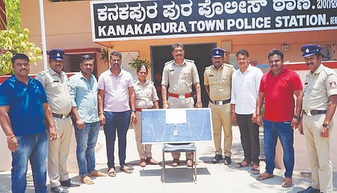 ಕನಕಪುರದ ಕೆಂಕೇರಮ್ಮ ದೇವಾಲಯದಲ್ಲಿ ಕಳವಾಗಿದ್ದ ಚಿನ್ನಾಭರಣಗಳನ್ನು ನಗರ ಪೊಲೀಸರು ವಶಪಡಿಸಿಕೊಂಡಿರುವುದು. ಸರ್ಕಲ್​ ಇನ್​ಸ್ಪೆಕ್ಟರ್​ ಅನಂತರಾಮು, ಪಿಎಸ್​ಐ ರತ್ನಮ್ಮ, ಸಿಬ್ಬಂದಿ ಶಿವಶಂಕರ್​, ಸಿಬ್ಬಂದಿ ಇದ್ದಾರೆ. 