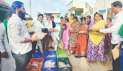 Farmers should place greater emphasis on organic farming.