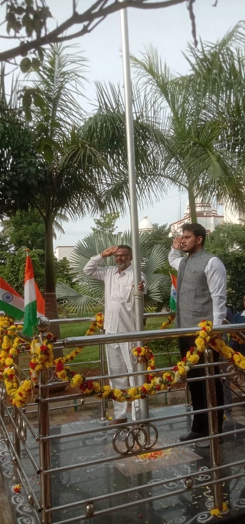 ಕನಕಪುರ ತಾಲೂಕು ಕ್ರೀಡಾಂಗಣದಲ್ಲಿ ಹಮ್ಮಿಕೊಂಡಿದ್ದ ಕಾರ್ಯಕ್ರಮದಲ್ಲಿ ತಹಸೀಲ್ದಾರ್ ಎಂ.ಸಂಜಯ್ ಧ್ವಜಾರೋಹಣ ನೆರವೇರಿಸಿದರು.  