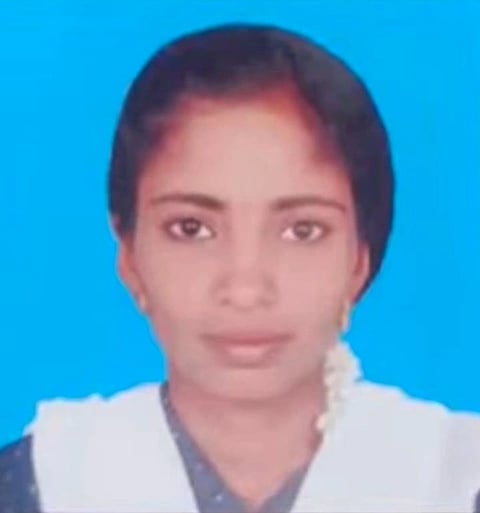 ಚಿತ್ರ ೧೫ ಕೆ.ಎಲ್.ಆರ್. ೦೧ : ಕೊಲೆಯಾದ ಸುಜಾತ ಭಾವಚಿತ್ರ 