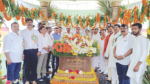 ಕೂಡ್ಲಿಗಿಯ ಗಾಂಧಿ ಚಿತಾಭಸ್ಮವಿರುವ ಹುತಾತ್ಮರ ಸ್ಮಾರಕಕ್ಕೆ ಶಾಸಕ ಡಾ.ಎನ್.ಟಿ.ಶ್ರೀನಿವಾಸ್ ಪುಷ್ಪ ನಮನ ಸಲ್ಲಿಸಿದರು. ತಹಸೀಲ್ದಾರ್ ವಿ.ಕೆ.ನೇತ್ರಾವತಿ, ಡಿವೈಎಸ್ಪಿ ಮಲ್ಲೇಶ್ ದೊಡ್ಡಮನಿ, ತಾಪಂ ಇಒ ನರಸಪ್ಪ, ಬ್ಲಾಕ್ ಕಾಂಗ್ರೆಸ್ ಅಧ್ಯಕ್ಷ ಎಂ.ಗುರುಸಿದ್ದನ ಗೌಡ, ಕೆಪಿಸಿಸಿ ಕಾರ್ಯದರ್ಶಿ ಹಿರೇಕುಂಬಳ ಗುಂಟೆ ಉಮೇಶ್ ಇದ್ದರು.