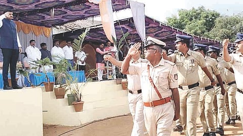 ಕಂಪ್ಲಿಯಲ್ಲಿ ತಹಸೀಲ್ದಾರ್ ಜೂಗಲ ಮಂಜುನಾಯಕ ಪೊಲೀಸ್ ಧ್ವಜ ವಂದನೆ ಸ್ವೀಕರಿಸಿದರು. ಆರಕ್ಷಕ ನಿರೀಕ್ಷಕ ಕೆ.ಬಿ.ವಾಸುಕುಮಾರ್, ಪ್ರಮುಖರಾದ ಕೆ.ಶ್ರೀನಿವಾಸರಾವ್, ಎನ್.ಹಬೀಬ್‌ರೆಹಮಾನ್ ಇತರರಿದ್ದರು.