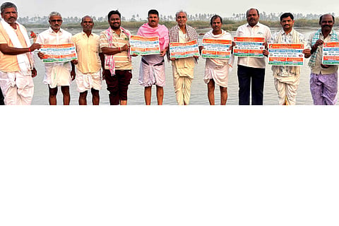 ಕಂಪ್ಲಿ ಕೋಟೆಯ ತುಂಗಭದ್ರಾ ನದಿ ತಟದಲ್ಲಿ ನಿರ್ಮಲ ತುಂಗಭದ್ರಾ ಅಭಿಯಾನದಡಿ ಪುಣ್ಯಸ್ನಾನಕ್ಕೆ ಕಡ್ಲೆಹಿಟ್ಟು ಬಳಸುವಂತೆ ಜಾಗೃತಿ ಮೂಡಿಸಲು ಭಿತ್ತಿಪತ್ರ ಪ್ರದರ್ಶಿಸಿದರು. ಪ್ರಧಾನ ಸಂಚಾಲಕ ಡಾ.ಭಟ್ಟ ರಾಮು, ಸಂಚಾಲಕರಾದ ಅಮರೇಗೌಡ, ಇಟಗಿ ವಿರೂಪಾಕ್ಷಿ, ರಾಜರಾಮ್ ಚಿತ್ರಗಾರ, ಟಿ.ಕೃಷ್ಣ ಇತರರಿದ್ದರು.