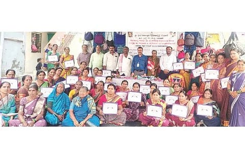 ಕಂಪ್ಲಿ ಸಮೀಪದ ದೇವಸಮುದ್ರ ಗ್ರಾಮದ ಮಲ್ಲಯ್ಯತಾತ ಮಠದಲ್ಲಿ ಆಯೋಜಿಸಿದ್ದ ಉಚಿತ ತರಬೇತಿ ಕಾರ್ಯಕ್ರಮದಲ್ಲಿ ಮಹಿಳೆಯರಿಗೆ ಪ್ರಮಾಣಪತ್ರ ವಿತರಿಸಲಾಯಿತು. ಪ್ರಮುಖರಾದ ರೋಹಿತಾಕ್ಷ, ಕಡೆಮನಿ ಮಂಜುನಾಥ, ವೆಂಕೋಬ ನಾಯಕ, ಡಿ.ಎಂ.ಭಾಗ್ಯಮ್ಮ, ಎಲ್.ರಾಘವೇಂದ್ರ ಇತರರಿದ್ದರು.