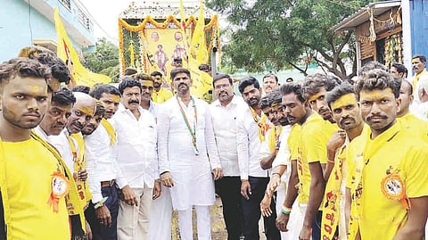 ಇಟಗಿಯಲ್ಲಿ ಭಕ್ತ ಕನಕದಾಸ, ಸಂಗೊಳ್ಳಿ ರಾಯಣ್ಣ ಭಾವಚಿತ್ರ ಮೆರವಣಿಗೆ ನಡೆಯಿತು. ಶಾಸಕ ಜೆ.ಎನ್.ಗಣೇಶ್, ಪ್ರಮುಖರಾದ ಕೆ.ಶ್ರೀನಿವಾಸರಾವ್, ಕುರುಬರ ಜಕ್ಕಪ್ಪ, ವೀರೇಶ್, ಗೌಡ್ರು ಡಿಂಡಿ ಮಹರ್ಷಿ, ಬಳ್ಳಾಪುರ ಲಿಂಗಪ್ಪ ಇತರರಿದ್ದರು.