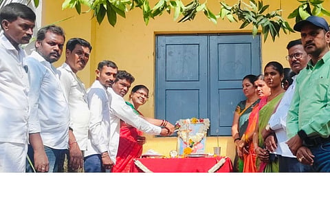 ದೇವಲಾಪುರ ಹೊಸನಗರ ಸಹಿಪ್ರಾ ಶಾಲೆಯಲ್ಲಿ ಸ್ವಾಮಿ ವಿವೇಕಾನಂದ ಜಯಂತಿ ಕಾರ್ಯಕ್ರಮವನ್ನು ಬಡ್ತಿ ಮುಖ್ಯಶಿಕ್ಷಕಿ ಚನ್ನಬಸಮ್ಮ ಶೆಟ್ರು ಉದ್ಘಾಟಿಸಿದರು. ಎಸ್ಡಿಎಂಸಿ ಅಧ್ಯಕ್ಷ ಬಾವಿಕಟ್ಟೆ ಹೊನ್ನೂರಸ್ವಾಮಿ, ಉಪಾಧ್ಯಕ್ಷೆ ಮಹಾಂಕಾಳೆಮ್ಮ ವೆಂಕಟೇಶ, ಗ್ರಾಪಂ ಮಾಜಿ ಅಧ್ಯಕ್ಷ ಜಿ.ಉಮೇಶಗೌಡ ಇತರರಿದ್ದರು.