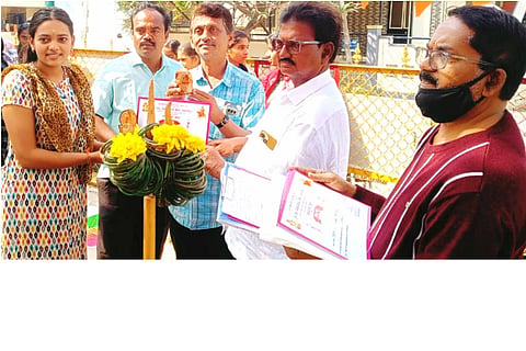 ಕಂಪ್ಲಿಯಲ್ಲಿ ಹಮ್ಮಿಕೊಂಡಿದ್ದ ರಂಗೋಲಿ ಸ್ಪರ್ಧೆಯಲ್ಲಿ ಪ್ರಥಮ ಸ್ಥಾನಗಳಿಸಿದೆ ಪಿ.ಹರ್ಷಿತಾಗೆ ಸಮಿತಿ ಅಧ್ಯಕ್ಷ ಯು.ರಾಮದಾಸ್ ಬಹುಮಾನ ವಿತರಿಸಿದರು. ಪದಾಧಿಕಾರಿಗಳಾದ ಶಿವರಾಮಪ್ಪ, ಕೆ.ಎಂ.ಚನ್ನಬಸವಯ್ಯ, ಚೀಟಿ ರಾಘವೇಂದ್ರ ಇದ್ದರು.