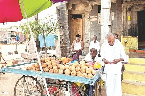 ಕನಕಗಿರಿ ಶ್ರೀ ಕನಕಾಚಲ ದೇವಸ್ಥಾನ ಮುಂಭಾಗದಲ್ಲಿ ತೆಂಗಿನಕಾಯಿ, ಕರ್ಪೂರ, ಉದಿನಕಡ್ಡಿ ಮಾರುತ್ತಿರುವ ವ್ಯಾಪಾರಿ.