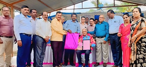 ಕೆ.ಆರ್.ನಗರ ತಾಲೂಕಿನ ಮಾವತ್ತೂರು ಗ್ರಾಮದ ಸರ್ಕಾರಿ ಪ್ರೌಢಶಾಲೆಯಲ್ಲಿ ಸಾಮಾನ್ಯ ಜ್ಞಾನ, ರಸಪ್ರಶ್ನೆ ಕಾರ್ಯಕ್ರಮದ ಸಮಾರೋಪ ಸಮಾರಂಭದಲ್ಲಿ ಎಂ.ಎನ್.ಕೃಷ್ಣರಾವ್ ಅವರನ್ನು ಸನ್ಮಾನಿಸಲಾಯಿತು. 