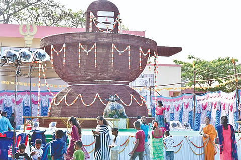 ಕೆ.ಆರ್.ನಗರದ ಡಾ.ರಾಜ್‌ಕುಮಾರ್ ಬಾನಾಂಗಳದಲ್ಲಿ ಪ್ರಕಾಶಮಯ ರುದ್ರಾಕ್ಷಿಗಳಿಂದ ನಿರ್ಮಿಸಲಾಗಿರುವ ಬೃಹತ್ ಶಿವಲಿಂಗ.