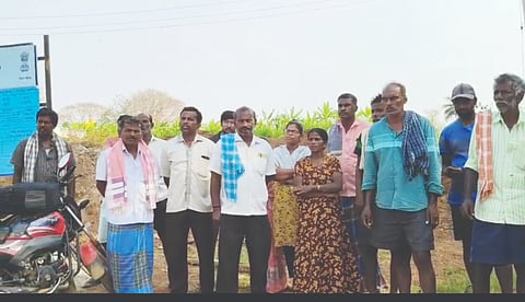 ರಾಜ್ಯ ರೈತ ಸಂಘದ ತಾಲೂಕು ಅಧ್ಯಕ್ಷ ಶಬ್ಬೀರ್​ ಅಹ್ಮದ್​, ರೈತ ಮುಖಂಡ ಕೃಷ್ಣಮೂರ್ತಿ, ವಸಂತ, ಕೃಷ್ಣಪ್ಪ, ಅನಂತರಾಜು , ಜಯಣ್ಣ, ನರಸಿಂಹಮೂರ್ತಿ, ನೂರಾರು ರೈತರು ಇದ್ದರು. 