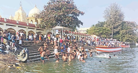 ಕೃಷ್ಣಾ ನದಿಯಲ್ಲಿ ಸಂಕ್ರಾಂತಿ ನಿಮಿತ್ತ ಪುಣ್ಯಸ್ನಾನ ಮಾಡಿದ ಭಕ್ತರು.