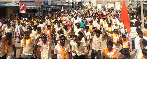 ಕೊಟ್ಟೂರಿನಲ್ಲಿ ಸಿದ್ದರಾಮೇಶ್ವರ ಜಯಂತಿ ನಿಮಿತ್ತ ಹಮ್ಮಿಕೊಂಡಿದ್ದ ಭಾವಚಿತ್ರ ಮೆರವಣಿಗೆ ಕಾರ್ಯಕ್ರಮದಲ್ಲಿ ಯುವಕರು, ಮಹಿಳೆಯರು ಕುಣಿದು ಸಂಭ್ರಮಿಸಿದರು.