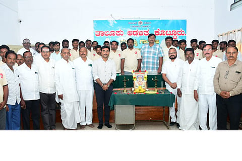 ಕೊಟ್ಟೂರು ತಾಲೂಕು ಕಚೇರಿಯಲ್ಲಿ ಸಿದ್ದರಾಮೇಶ್ವರ ಜಯಂತಿ ಆಚರಿಸಲಾಯಿತು. ತಹಸೀಲ್ದಾರ್ ಜಿ.ಕೆ.ಅಮರೇಶ, ಜಿಪಂ ಮಾಜಿ ಉಪಾಧ್ಯಕ್ಷ ದೊಡ್ಡರಾಮಣ್ಣ, ಮಾಜಿ ಸದಸ್ಯ ಪಂಪಣ್ಣ, ಉದ್ಯಮಿ ಡಾ.ತಿಪ್ಪೇಸ್ವಾಮಿ ವೆಂಕಟೇಶ್ ಇತರರಿದ್ದರು.