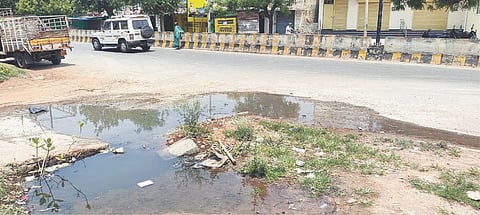 ಕೊಟ್ಟೂರಿನ ಎಪಿಎಂಸಿ ಎದುರು ಇರುವ ವೇ ಬಿಡ್ಜ್ ಬಳಿ ಚರಂಡಿ ನೀರು ರಸ್ತೆ ಮೇಲೆ ಹರಿದಿರುವುದು.