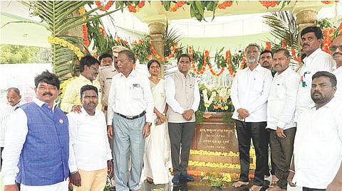 ಕೂಡ್ಲಿಗಿಯ ಗಾಂಧೀ ಚಿತಾ ಭಸ್ಮವಿರುವ ಹುತಾತ್ಮರ ಸ್ಮಾರಕಕ್ಕೆ ಜಿಲ್ಲಾ ಉಸ್ತುವಾರಿ ಸಚಿವ ಕೆ.ಎಸ್.ಬಸವಂತಪ್ಪ ಭೇಟಿ ನೀಡಿ ನಮಿಸಿದರು. ಶಾಸಕ ಡಾ.ಎನ್.ಟಿ.ಶ್ರೀನಿವಾಸ್, ತಹಸೀಲ್ದಾರ್ ವಿ.ಕೆ.ನೇತ್ರಾವತಿ, ಪ್ರಮುಖರಾದ ಎನ್.ಟಿ.ತಮ್ಮಣ್ಣ, ಡಿ.ಎಚ್.ದುರುಗೇಶ್, ಪ್ರಭಾಕರ್, ಜಿ.ಓಬಣ್ಣ, ಸಿದ್ದಪ್ಪ, ಎರ‌್ರಿಸ್ವಾಮಿ ಇತರರಿದ್ದರು.