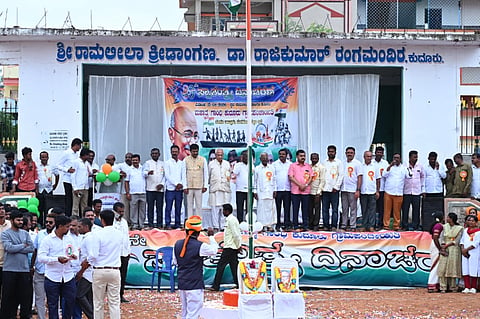 ಕುದೂರಿನ ಶ್ರೀ ರಾಮಲೀಲಾ ಕ್ರೀಡಾಂಗಣದಲ್ಲಿ ಹಮ್ಮಿಕೊಂಡಿದ್ದ ಸ್ವಾತಂತ್ರ್ಯ ದಿನಾಚರಣೆಯಲ್ಲಿ ತಬಲ ವಾದಕ ಗಂಗಮುನಿಯಪ್ಪ, ಪಿಡಿಒ ಸತೀಶ್, ಕಾರ್ಯದರ್ಶಿ ವೆಂಕಟೇಶ್, ಗ್ರಾಪಂ ಮಾಜಿ ಸದಸ್ಯರಾದ ಕೆ.ಬಿ ಬಾಲರಾಜು, ಕೆ.ಟಿ.ವೆಂಕಟೇಶ್, ಹನುಮಂತರಾಯಪ್ಪ, ಹೊನ್ನರಾಜು, ಸಾಬೀರ್ ಪಾಷಾ, ವರ್ತಕರ ಸಂಘದ ಅಧ್ಯಕ್ಷ ಕೃಷ್ಣಕುಮಾರ್ ಇತರರು ಇದ್ದರು.