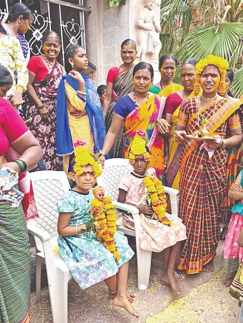 ವರುಣನ ಕೃಪೆಗಾಗಿ ಗೊಂಬೆಗಳ ಮದುವೆ ಅದ್ದೂರಿಯಾಗಿ ನಡೆಯಿತು.