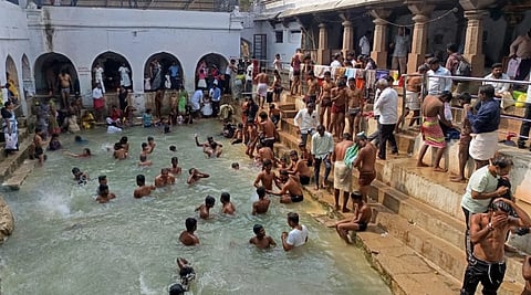 ಲಿಂಗಸುಗೂರು ತಾಲೂಕಿನ ಗುರುಗುಂಟಾ ಶ್ರೀ ಅಮರೇಶ್ವರ ದೇವಸ್ಥಾನ ಕೊಂಡ (ಪುಷ್ಕರಣಿ)ದಲ್ಲಿ ಭಕ್ತರು ಪುಣ್ಯಸ್ನಾನ ಮಾಡಿದರು.