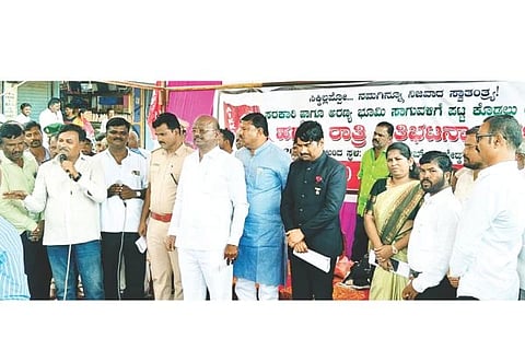 ಲಿಂಗಸುಗೂರು ಡಾ.ಬಿ.ಆರ್.ಅಂಬೇಡ್ಕರ್ ಸರ್ಕಲ್‌ನಲ್ಲಿ ಕರ್ನಾಟಕ ರೈತ ಸಂಘ ಹಮ್ಮಿಕೊಂಡಿದ್ದ ಹಗಲು-ರಾತ್ರಿ ಧರಣಿ ನಿರತರನ್ನುದ್ದೇಶಿಸಿ ಸಿಪಿಐ(ಎಂಎಲ್) ಮುಖ್ಯಸ್ಥ ಆರ್.ಮಾನಸಯ್ಯ ಮಾತನಾಡಿದರು. ಶಾಸಕ ಮಾನಪ್ಪ ವಜ್ಜಲ, ಸಹಾಯಕ ಆಯುಕ್ತ ಬಸವಣೆಪ್ಪ ಕಲಶೆಟ್ಟಿ, ತಹಸೀಲ್ದಾರ ಸತ್ಯಮ್ಮ, ಡಿವೈಎಸ್‌ಪಿ ದತ್ತಾತ್ರೇಯ ಕರ್ನಾಡ, ವಲಯ ಅರಣ್ಯಾಧಿಕಾರಿ ಸುಭಾಶ್ಚಂದ್ರ ನಾಯಕ ಇತರರಿದ್ದರು.