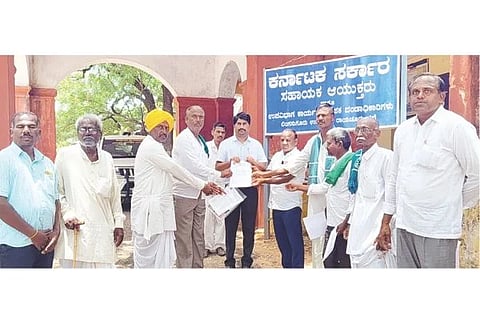 ಲಿಂಗಸುಗೂರಿನಲ್ಲಿ ಎಸಿ ಬಸವಣೆಪ್ಪ ಕಲಶೆಟ್ಟಿಗೆ ರೈತ ಸಂಘದ ಮುಖಂಡರು ಮನವಿ ಸಲ್ಲಿಸಿದರು. ತಾಲೂಕು ಅಧ್ಯಕ್ಷ ಮಲ್ಲನಗೌಡ ಕೇಳೂರು, ಈರಣ್ಣ ಗುಡಿಹಾಳ, ಬಸನಗೌಡ ಹುಡೇದ, ಬಸನಗೌಡ ಸಾನಬಾಳ, ಬಸವರಾಜ ಕಲಕೇರಿ, ಕುಪ್ಪಣ್ಣ ಇತರರಿದ್ದರು.