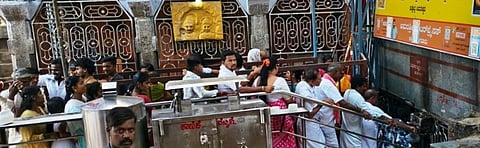 ಗುರುಗುಂಟಾ ಶ್ರೀ ಅಮರೇಶ್ವರ ದೇವಸ್ಥಾನದಲ್ಲಿ ದೇವರ ದರ್ಶನ ಪಡೆಯಲು ಭಕ್ತರು ಸರದಿಯಲ್ಲಿ ನಿಂತಿದ್ದರು.  