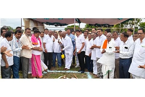ಲಿಂಗಸುಗೂರು ಹೂಗಾರ ಸಮುದಾಯ ಭವನ ಭೂಮಿಪೂಜೆಯನ್ನು ಶಾಸಕ ಮಾನಪ್ಪ ವಜ್ಜಲ ನೆರವೇರಿಸಿದರು. ಬಿಜೆಪಿ ಜಿಲ್ಲಾಧ್ಯಕ್ಷ ವೀರನಗೌಡ ಪಾಟೀಲ ಲೆಕ್ಕಿಹಾಳ, ಗಿರಿಮಲ್ಲನಗೌಡ ಪಾಟೀಲ, ಕೆ.ನಾಗಭೂಷಣ, ವೆಂಕನಗೌಡ ಐದನಾಳ, ಲಿಂಗಣ್ಣ ದೇವಿಕೇರಿ, ಮುದಕಪ್ಪ ನಾಯಕ, ವಿಶ್ವನಾಥ ಹೂಗಾರ, ಮಲ್ಲಪ್ಪ ಹೂಗಾರ, ಮಂಜುನಾಥ ಹೂಗಾರ, ಶಿವಮಹಾಂತೇಶ, ವೆಂಕಟೇಶ ಹೂಗಾರ ತಿಮ್ಮಾಪೂರ, ಶರಣಬಸವ ಹೂಗಾರ ಇತರರಿದ್ದರು.