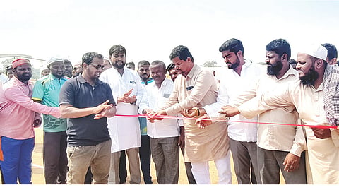 ಲಿಂಗಸುಗೂರು ತಾಲೂಕು ಕ್ರೀಡಾಂಗಣದಲ್ಲಿ ಜಿಪಿಎಲ್ ಸೀಸನ್-2 ಕ್ರಿಕೆಟ್ ಪಂದ್ಯಾವಳಿಗೆ ಪುರಸಭೆ ಮಾಜಿ ಸದಸ್ಯ ಬಾಬಾಖಾಜಿ ಚಾಲನೆ ನೀಡಿದರು. ಪ್ರಮುಖರಾದ ಚೌದ್ರಿಸಾಬ್, ನೂರ್‌ಸಾಬ್, ಹಸನ್‌ಸಾಬ್, ಅಹ್ಮದ್, ಶಿವು, ಶಾಮೀದ್ ಇತರರಿದ್ದರು.