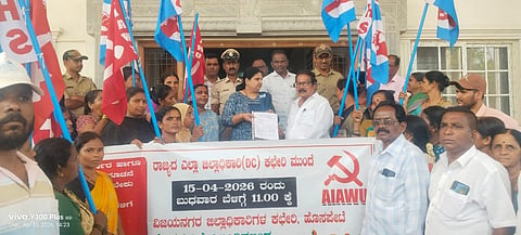 ಹೊಸಪೇಟೆ ಜಿಲ್ಲಾಧಿಕಾರಿ ಕಚೇರಿ ಮುಂದೆ ರಾಜ್ಯ ಸರ್ಕಾರಿ ಹಾಸ್ಟೆಲ್ ಮತ್ತು ವಸತಿಶಾಲಾ ಹೊರಗುತ್ತಿಗೆ ನೌಕರರ ಸಂಘದಿAದ ಬುಧವಾರ ಜಿಲ್ಲಾಧಿಕಾರಿ ಕವಿತಾ ಎಸ್.ಮನ್ನಿಕೇರಿ ಅವರಿಗೆ ಮನವಿ ಸಲ್ಲಿಸಿದರು. ಪ್ರಮುಖರಾದ ಎಂ.ಜAಬಯ್ಯನಾಯಕ, ತಾಯಪ್ಪ ನಾಯಕ, ಮಾರಿಯಮ್ಮ ಓಬಮ್ಮ, ಶಂತಾಮ್ಮ ಇತರರಿದ್ದರು.