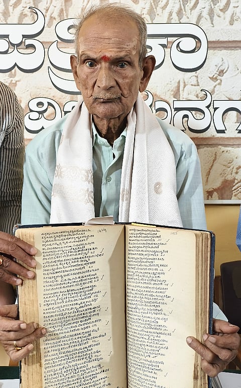 ಪತ್ರಿಕಾಭವನದಲ್ಲಿ ಕೃಷ್ಣಕವಿ ರಂಗೋಪAತ ನಾಗರಾಜರಾಯ ಅವರು 50 ವರ್ಷದ ಹಿಂದಿನ ಗ್ರಂಥ ತೋರಿಸಿದರು.