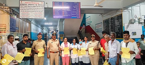 ಹೊಸಪೇಟೆ ಸಾರ್ವಜನಿಕ ಆಸ್ಪತ್ರೆಯಲ್ಲಿ ಅಗ್ನಿಶಾಮಕ ಸೇವಾ ಸಪ್ತಾಹದ ಅಂಗವಾಗಿ ಅಗ್ನಿ ದುರಂತಗಳ ಮುಂಜಾಗ್ರತಾ ಕ್ರಮಗಳ ಕುರಿತು ನಾಗರಿಕರಿಗೆ ಅರಿವು ಮೂಡಿಸಲಾಯಿತು. ಅಗ್ನಿಶಾಮಕ ಅಧಿಕಾರಿ ಡಿ.ಯುವರಾಜ್, ಸಿಬ್ಬಂದಿಗಳಾದ ರವಿ, ಸಂತೋಷ, ವಿಜಯಕುಮಾರ್ ರೆಡ್ಡಿ, ಲಕ್ಷ್ಮಣ ನಾಯ್ಕ, ಶಿವಕುಮಾರ್ ಇತರರಿದ್ದರು .