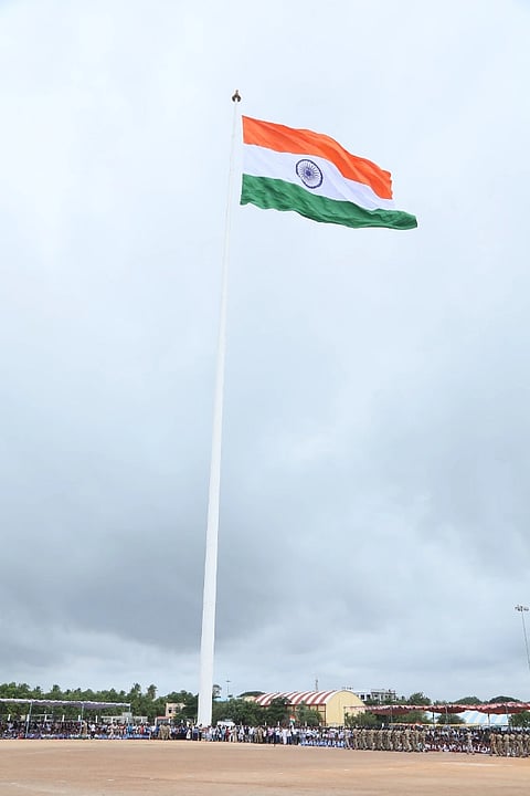 ಹೊಸಪೇಟೆ ಜಿಲ್ಲಾಕ್ರೀಡಾಂಗಣದ 405 ಅಡಿ ಎತ್ತರದ ಧ್ವಜಸ್ತಂಭದಲ್ಲಿ ಶನಿವಾರ ಬಾನಂಗಳದಲ್ಲಿ ಮತ್ತೆ ಗರ್ವದಿಂದ ರಾರಾಜಿಸಿದ ರಾಷ್ಟ್ರಧ್ವಜ. 
