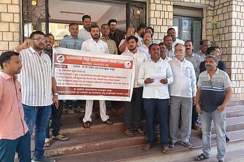 ಹೊಸಪೇಟೆಯ ತಹಸೀಲ್ ಕಚೇರಿ ಮುಂದೆ ನೋಂದಣಿ ಪತ್ರ ಬರಹಗಾರರ ಸಂಘದಿAದ ಪ್ರತ್ಯೇಕ ಲಾಗಿನ್‌ಗೆ ಒತ್ತಾಯಿಸಿ ಸೋಮವಾರ ಪ್ರತಿಭಟನೆ ನಡೆಸಿದರು. ಸಂಘದ ಅಧ್ಯಕ್ಷ ಎಸ್.ಎಂ.ರವಿಕಾAತ, ಉಪಾಧ್ಯಕ್ಷ ವಿ.ಅಲ್ತಾಫ್, ಪ್ರಧಾನ ಕಾರ್ಯದರ್ಶಿ ಎಚ್.ಪ್ರವೀಣ್ ಕುಮಾರ್, ಪ್ರಮುಖರಾದ ಎನ್.ಎಂ.ಪAಪಾಪತಿ, ವಿ.ಗುರುರಾಜ್ ಇತರರಿದ್ದರು.
