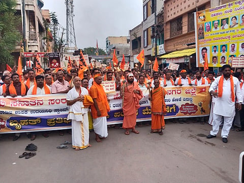 ತಮಿಳುನಾಡಿನ ವಿಪಕ್ಷ ನಾಯಕ ಉದಯನಿಧಿ ಸ್ಟ್ಯಾಲಿನ್ ವಿರುದ್ಧ ಹೊಸಪೇಟೆಯಲ್ಲಿ ಪಂಜಿನ ಮೆರವಣಿಗೆ ನಡೆಯಿತು.ನಗರದ ಚಿಂತಾಮಣಿ ಮಠ ಶಿವಾನಂದಾ ಭಾರತಿ ಸ್ವಾಮಿಜಿ, ಹಂಪಿಯ ಮಾತಂಗಿ ಮಠದ ಪೂರ್ಣಾನಂದ ಭಾರತಿ ಸ್ವಾಮೀಜಿ, ರೇವಣ ಸಿದ್ದಪ್ಪ, ಅಪ್ಪರಾವ್ ಸಾನಬಾಳ್ ಇತರರಿದ್ದರು.