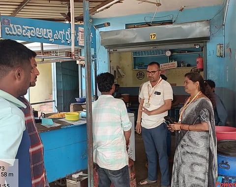 ಹೂವಿನಹಡಗಲಿಯಲ್ಲಿ ಆಹಾರ ನಿರೀಕ್ಷಕ ನಾಗೇಂದ್ರನಾಯ್ಕ ಹೊಟೇಲ್‌ಗೆ ಭೇಟಿ ನೀಟಿ ಪರಿಶೀಲಿಸಿದರು.