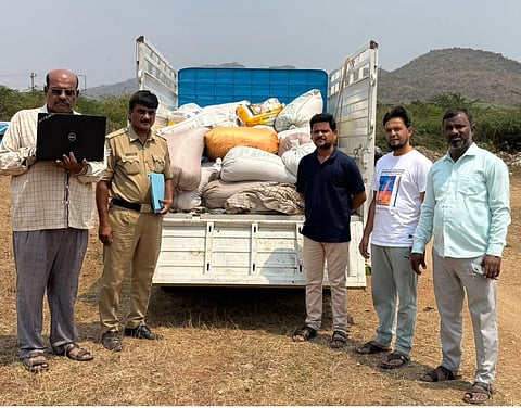 ಹೊಸಪೇಟೆಯಲ್ಲಿ ಮಂಗಳವಾರ ಪಡಿತರ ಅಕ್ಕಿಯನ್ನು ಅಕ್ರಮವಾಗಿ ಸಂಗ್ರಹಿಸಿದ ವಾಹನವನ್ನು ವಶಕ್ಕೆ ಪಡೆದ ಅಧಿಕಾರಿಗಳು. ಆಹಾರ ನಿರೀಕ್ಷಕ ಅಜೀತ್, ಎಎಸ್ ಐ ಅಬ್ದುಲ್, ಎಚ್‌ಪಿಸಿ ನಾಗಭೂಷಣ್ ಇತರರಿದ್ದರು.