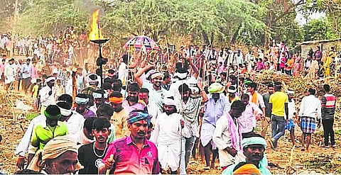 ಗೊಲ್ಲರಹಳ್ಳಿ ಗ್ರಾಮಸ್ಥರು ಮಂಗಳವಾರ ಸಂಜೆ ಕಾಳಿಕಾದೇವಿ ಹಾಗೂ ಆಂಜನೇಯಸ್ವಾಮಿ ದೇವರ ಪಲ್ಲಕ್ಕಿಯನ್ನು ಮೆರವಣಿಗೆ ನಡೆಸಿದರು.