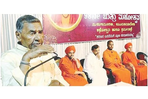 ಚೀಕಲಪರ್ವಿ ಗ್ರಾಮದ ರುದ್ರಮುನೀಶ್ವರ ಮಠದಲ್ಲಿ ಆಯೋಜಿಸಿದ್ದ ಪುರಾಣ ಮಹಾಮಂಗಲ ಕಾರ್ಯಕ್ರಮದಲ್ಲಿ ಶಾಸಕ ಹಂಪಯ್ಯ ನಾಯಕ ಮಾತನಾಡಿದರು. ಹಾಲ್ವಿ ಮಠದ ಅಭಿನವ ಮಹಾಂತ ಸ್ವಾಮೀಜಿ, ಶ್ರೀಮಠದ ಸದಾಶಿವ ಸ್ವಾಮೀಜಿ,ಬೊಮ್ಮನಹಳ್ಳಿ ಪಟ್ಟದ ಮಠದ ಶಾಂತಮಲ್ಲ ಸ್ವಾಮೀಜಿ, ಮಾದನ ಹಿಪ್ಪರಗಿಯ ಶಿವಲಿಂಗೇಶ್ವರ ಸ್ವಾಮೀಜಿ ಇದ್ದರು.
