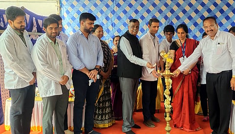 ಹೊಸಕೋಟೆಯ ಜಿಕೆಬಿಎಂಎಸ್​ ಶಾಲಾ ಆವರಣದಲ್ಲಿ ಹಮ್ಮಿಕೊಂಡಿದ್ದ ಉಚಿತ ಆರೋಗ್ಯ ತಪಾಸಣಾ ಶಿಬಿರವನ್ನು ಗಣ್ಯರು ಉದ್ಘಾಟಿಸಿದರು. ಡಾ. ಶೈಲಜಾ ರೆಡ್ಡಿ, ಡಾ.ವರಧರಾಜ್​, ಬೆಂ.ಗ್ರಾಮಾಂತರ ಹಾಗೂ ಕೋಲಾರ ರೋಟರಿ ಸಂಸ್ಥೆಯ ಸಹಾಯಲ ಪಾಲಕ ಡಿ.ಎಸ್​. ರಾಜ್​ಕುಮಾರ್​ ಇತರರು ಇದ್ದರು.