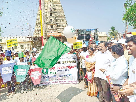 ನಾಗಮಂಗಲ ಪಟ್ಟಣದ ಶ್ರೀ ಸೌಮ್ಯಕೇಶವ ಸ್ವಾಮಿ ದೇವಸ್ಥಾನದ ಆವರಣದಲ್ಲಿ ಪುರಸಭೆ ವತಿಯಿಂದ ಭಾನುವಾರ ಆಯೋಜಿಸಿದ್ದ 10ನೇ ಸ್ವಚ್ಛ ಸರ್ವೇಕ್ಷಣ ಜನ ಜಾಗೃತಿ ಜಾಥಾಗೆ ಸಚಿವ ಎನ್.ಚಲುವರಾಯಸ್ವಾಮಿ ಚಾಲನೆ ನೀಡಿದರು.