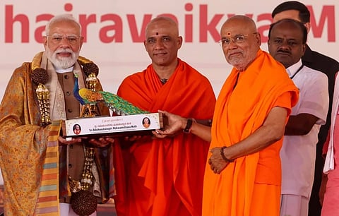 ನಾಗಮಂಗಲ ತಾಲೂಕಿನ ಆದಿಚುಂಚನಗಿರಿಯಲ್ಲಿ ನಿರ್ಮಿಸಿರುವ ಶ್ರೀಗುರುಭೈರವೈಕ್ಯ ಮಂದಿರದ ಲೋಕಾರ್ಪಣೆ ಕಾರ್ಯಕ್ರಮದಲ್ಲಿ ಪ್ರಧಾನಿ ನರೇಂದ್ರ ಮೋದಿ ಅವರಿಗೆ ಶ್ರೀನಿರ್ಮಲಾನಂದನಾಥ ಸ್ವಾಮೀಜಿ ಬೆಳ್ಳಿಯ ನವಿಲನ್ನು ಉಡುಗೊರೆಯಾಗಿ ಶ್ರೀಮಠದ ವತಿಯಿಂದ ನೀಡಿದರು.