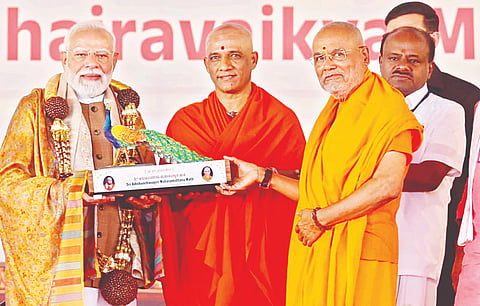 ನಾಗಮಂಗಲ ತಾಲೂಕಿನ ಆದಿಚುಂಚನಗಿರಿಯಲ್ಲಿ ನಿರ್ಮಿಸಿರುವ ಶ್ರೀಗುರುಭೈರವೈಕ್ಯ ಮಂದಿರದ ಲೋಕಾರ್ಪಣೆ ಕಾರ್ಯಕ್ರಮದಲ್ಲಿ ಪ್ರಧಾನಿ ನರೇಂದ್ರ ಮೋದಿ ಅವರಿಗೆ ಶ್ರೀನಿರ್ಮಲಾನಂದನಾಥ ಸ್ವಾಮೀಜಿ ಬೆಳ್ಳಿಯ ನವಿಲನ್ನು ಉಡುಗೊರೆಯಾಗಿ ಶ್ರೀಮಠದ ವತಿಯಿಂದ ನೀಡಿದರು.
