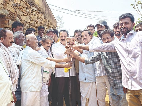  ನಾಗಮಂಗಲ ತಾಲೂಕಿನ ಯಗಟಹಳ್ಳಿ ಗ್ರಾಮದಲ್ಲಿ ಸಿಸಿ ರಸ್ತೆ ಹಾಗೂ ಚರಂಡಿ ಕಾಮಗಾರಿಗೆ ಜಿಲ್ಲಾ ಉಸ್ತುವಾರಿ ಸಚಿವ ಎನ್.ಚಲುವರಾಯಸ್ವಾಮಿ ಭಾನುವಾರ ಭೂಮಿಪೂಜೆ ನೆರವೇರಿಸಿದರು. ಸತೀಶ್‌ಕುಮಾರ್, ಆದರ್ಶ್, ಕೃಷ್ಣಮೂರ್ತಿ, ಲೋಕೇಶ್, ರಾಮಿ ಇತರರಿದ್ದರು.