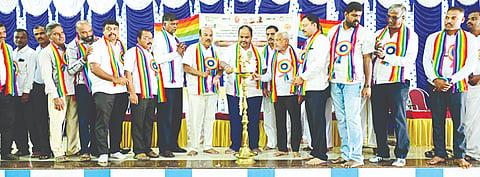 ಗುಂಡ್ಲುಪೇಟೆ ತಾಲೂಕಿನ ಕಬ್ಬಹಳ್ಳಿ ಗ್ರಾಮದ ಕೃಷಿಪತ್ತಿನ ಸಹಕಾರ ಸಂಘದ ವತಿಯಿಂದ ್ಲ ಆಯೋಜಿಸಿದ್ದ ಕಾರ್ಯಕ್ರಮವನ್ನು ಗಣೇಶ್ ಪ್ರಸಾದ್ ಉದ್ಘಾಟಿಸಿದರು. ನಂಜುಂಡಪ್ರಸಾದ್, ನಂಜಪ್ಪ, ಮಡಿವಾಳಪ್ಪ, ಜಯರಾಂ ಇದ್ದರು.