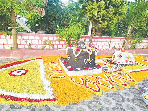 dargah ನರಗುಂದ ಹಜರತ್ ಮೆಹಬೂಬಸುಭಾನಿ ದರ್ಗಾದಲ್ಲಿ ಮಣ್ಣಿನ ಈಶ್ವರಲಿಂಗ, ನಂದಿ ಮೂರ್ತಿಗಳನ್ನು ಪ್ರತಿಷ್ಠಾಪಿಸಿ ಬುಧವಾರ ವಿಶೇಷ ಪೂಜೆ ಸಲ್ಲಿಸಲಾಯಿತು. 