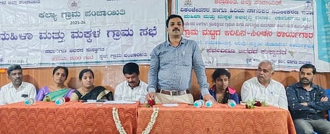 ಮಾಗಡಿ ತಾಲೂಕಿನ ಕಲ್ಯಾ ಗ್ರಾಮ ಪಂಚಾಯಿತಿ ಸಭಾಂಗಣದಲ್ಲಿ ಹಮ್ಮಿಕೊಂಡಿದ್ದ ಮಹಿಳಾ ಮತ್ತು ಮಕ್ಕಳ ಗ್ರಾಮಸಭೆಯಲ್ಲಿ  ಶಿಶು ಅಭಿವೃದ್ಧಿ ಯೋಜಾನಾಧಿಕಾರಿ ಸುರೇಂದ್ರ ಮಾತನಾಡಿದರು. ಗ್ರಾಮ ಪಂಚಾಯಿತಿ ಉಪಾಧ್ಯೆ ಉಮಾದೇವಿ, ಸದಸ್ಯರಾದ ಚಂದ್ರಕಲಾ, ಉಮೇಶ್​, ಬಿ.ಕೆ. ಕುಮಾರ್​, ಎ.ಜಯಮ್ಮ, ಕೆ.ಎಂ.ನಾಗರಾಜು, ರತ್ನಮ್ಮ ಎಂ.ವಿ.ರಂಗನಾಥ್​ ಇದ್ದರು.