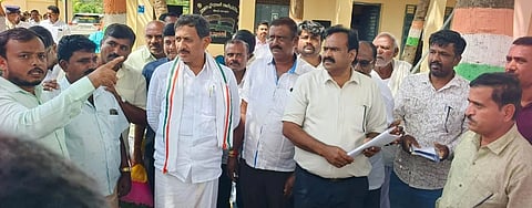 ಮಾಗಡಿ ತಾಲೂಕಿನ ಬಾಚೇನಹಟ್ಟಿಯ ಕೆಪಿಎಸ್ ಶಾಲಾ ಕಟ್ಟಡ ನಿರ್ಮಾಣಕ್ಕೆ ಜಾಗವನ್ನು ಸಚಿವ ಬಾಲಕೃಷ್ಣ ಪರಿಶಿಲಿಸಿದರು. ತಹಸೀಲ್ದಾರ್ ರಂಜಿತ್ ಕೆ.ಆರ್., ಡಿಡಿಪಿಐ ಸ್ವಾಮಿ, ಬಿಇಒ ರಾಜೇಗೌಡ, ಲೋಕೋಪಯೋಗಿ ಇಲಾಖೆ ಎಇಇ ಶಿವಕುಮಾರ್, ವಲಯ ಅರಣ್ಯಾಧಿಕಾರಿ ಟಿ.ನೇತ್ರಾವತಿ, ಪ್ರಾಂಶುಪಾಲ ರಮೇಶ್, ಮುಖ್ಯ ಶಿಕ್ಷಕ ಮೃತ್ಯುಂಜಯ, ಸಿಆರ್‌ಪಿ ಶ್ರೀನಿವಾಸ್, ಜಿ.ನಾರಾಯಣ್ ಇತರರು ಇದ್ದರು.