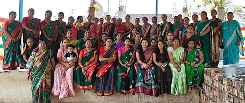 ರೋಣ ಪಟ್ಟಣದ ಶಿವಾನಂದ ನಗರದ ಶ್ರೀ ಹಾದಿ ಬಸವೇಶ್ವರ ಸಮುದಾಯ ಭವನದಲ್ಲಿ ಮಹಿಳಾ (Women's)) ದಿನ ಆಚರಿಸಲಾಯಿತು. ರಾಜ್ಯ ರೈತ ಸಂಘದ ಮಹಿಳಾ ಉಪಾಧ್ಯಕ್ಷೆ ಡಾ. ಲೀಲಾವತಿ ಚಿತ್ರಗಾರ, ಶೈಲಜಾ ಕಮತರ, ವರದಾ ವಿರಕ್ತಮಠ, ಶ್ರುತಿ ದಾನಾಪುರ, ಗೀತಾ ಮಂಗಳೂರ, ಜ್ಯೋತಿ ಲಿಂಗನಗೌಡ್ರ, ಮಾಲಾ, ಅಣ್ಣಕ್ಕ ಹುಲ್ಲಣ್ಣವರ, ದೀಪಾ ಹುನಗುಂಡಿ, ರುಕ್ಮಿಣಿ ಚಿತ್ರಗಾರ, ಭಾರತಿ ಕುರಿ ಇತರರು ಇದ್ದರು.